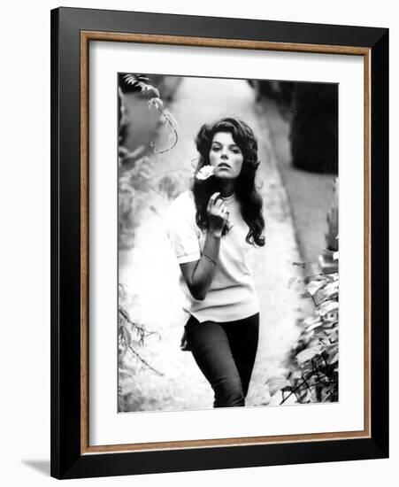 Young and Willing the Wild and the Willing De Ralphthomas Avec Samantha Eggar 1962-null-Framed Photo